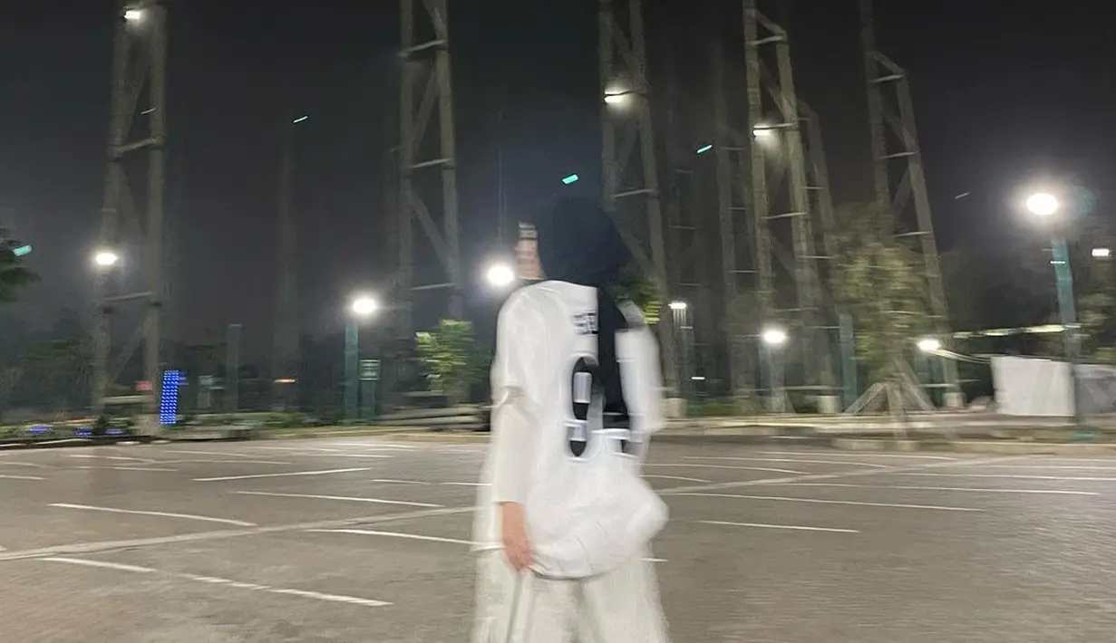 Tentu gaya Putri Delina bisa jadi inspirasi untuk tampil kekinian. [Foto: Instagram/ Putri Delina]