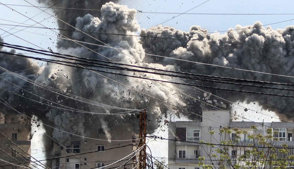 PM Pakistan Shehbaz Sharif, selaku mediator, juga menyatakan bahwa kesepakatan gencatan senjata Iran dan Amerika Serikat (AS) berikut sekutunya, juga mencakup wilayah Lebanon. Tampak dalam foto, asap dan puing-puing mengepul setelah sebuah bangunan dihantam serangan udara Israel di daerah Abbasiyeh, pinggiran kota Tyre, Lebanon selatan, pada Rabu 8 April 2026. (Kawnat HAJU/AFP)