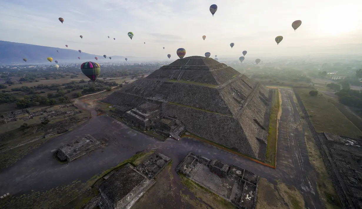 Situs yang dibangun sebelum masehi ini melingkupi beberapa struktur piramida yang didirikan pada zaman pra-Colombus. (AP Photo/Marco Ugarte)