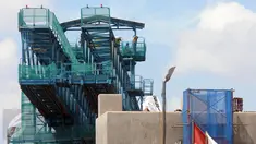 Pekerja memasang alat beton layang proyek Mass Rapid Transportation (MRT) di Kawasan Lebak Bulus, Jakarta, (15/5).Pembangunan MRT dipercepat agar dapat terintergrasi dengan pembangunan kereta ringan (Light Rail Transit). (Liputan6.com/Helmi Afandi)