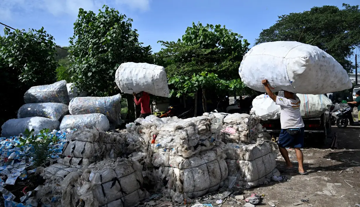 Seperti dikutip dari Antara pada Sabtu (20/1), Wakil Wali Kota Denpasar Kadek Agus Arya Wibawa mengatakan bahwa sinergi lintas sektor dibutuhkan dalam menyelesaikan masalah sampah dan membangun kesadaran masyarakat untuk memilah sampah rumah tangga. (SONNY TUMBELAKA/AFP)
