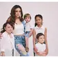 Pemotretan Celine Evangelista dan anak-anaknya (Sumber: YouTube/RIOMOTRET)