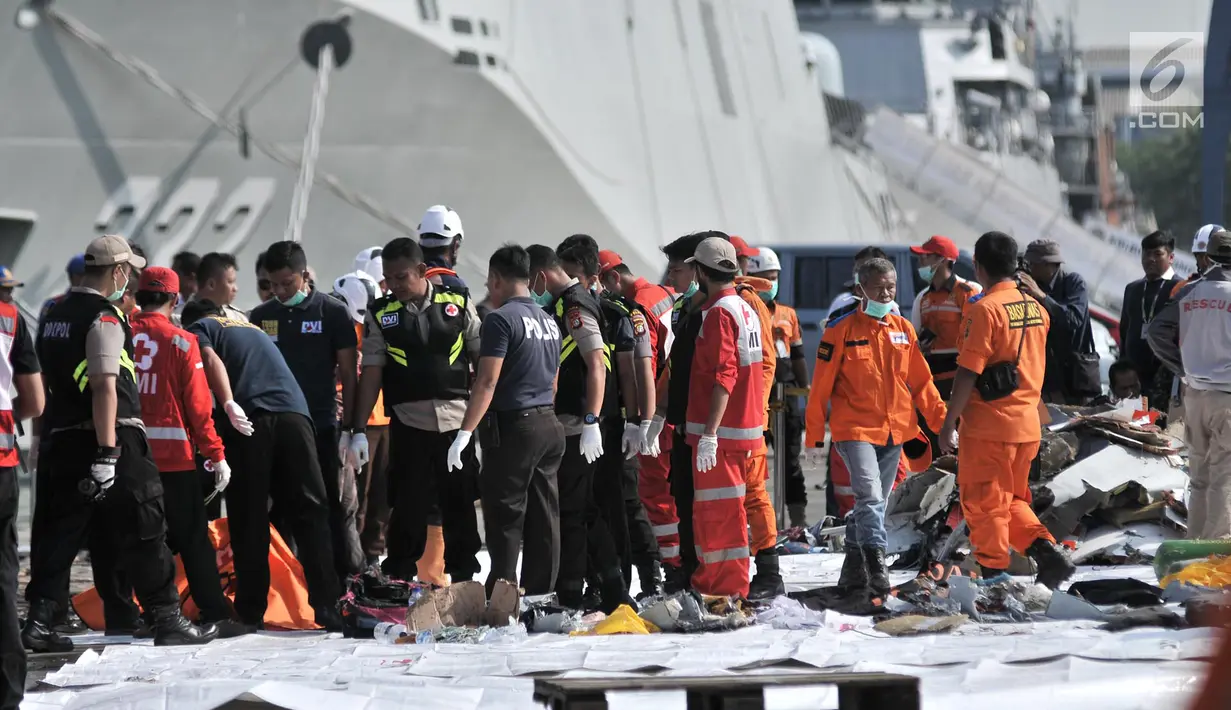 Petugas Basarnas mengumpulkan barang temuan jatuhnya pesawat Lion Air JT 610 di Posko Evakuasi, Tanjung Priok, Jakarta, Senin (29/10). Pesawat Lion Air JT 610 yang jatuh membawa 188 orang. (Merdeka.com/Iqbal Nugroho)