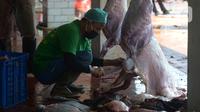 Panitia memakai masker saat memotong daging kurban di RPH Masjid Istiqlal, Jakarta, Sabtu (1/8/2020). Pemotongan hewan kurban yang terdiri dari 20 ekor sapi dan 15 ekor kambing dilakukan dengan menggunakan protokol kesehatan untuk mengantisipasi penyebaran Covid-19. (merdeka.com/Imam Buhori)