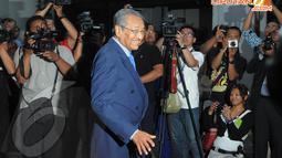 Saat datang, Mahathir hanya mengumbar senyuman tanpa memberikan keterangan apapun kepada awak media yang sejak siang sudah menunggunya, Senin (14/4) (Liputan6.com/Herman Zakharia).