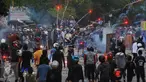 Tawuran antarwarga kembali pecah di dekat Stasiun Manggarai, Jakarta Selatan, Minggu (8/1). Puluhan orang terlihat membawa senjata tajam, bongkahan batu dan petasan. (Liputan6.com/Angga Yuniar)