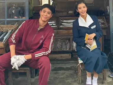 Tayang perdana pada 7 Maret 2025, drama "When Life Gives You Tangerines" sukses besar dengan masuk TOP 10 serial Netflix non-Inggris di 24 negara. Kisah cinta Ae-soon (IU) dan Gwan-sik (Park Bo Gum) di Pulau Jeju tahun 1960-an berhasil memikat hati penonton lewat chemistry kuat keduanya, yang ternyata berawal dari keakraban mereka sejak lama. (Liputan6.com/IG/@dlwlrma)