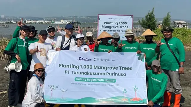 Penanaman 1.000 bibit mangrove di pesisir Semarang, khususnya kawasan Mangunharjo.
