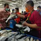 Wali Kota (Wako) Palembang Harnojoyo saat membeli ikan segar di Pasar Ikan Modern Palembang Sumsel (Liputan6.com / Nefri Inge)
