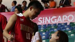 Andakara Prastawa Dhyaksa mesra dengan Yolla Yuliana. (Bola.com/Arief Bagus)