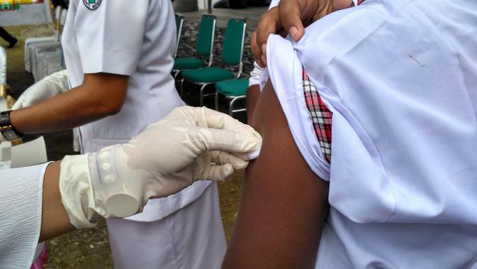 Pemberian vaksin MR di Papua Barat (Foto: Benedikta Desideria)