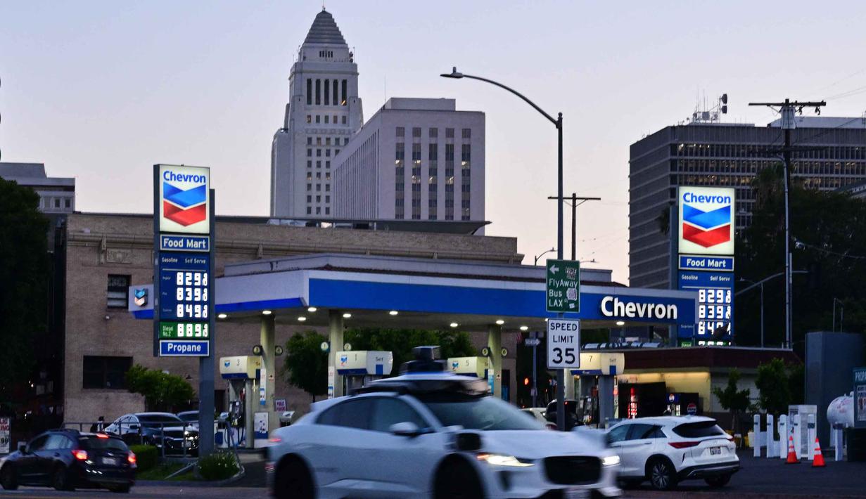 Ketidakpastian terkait potensi penurunan ketegangan Amerika Serikat dan Iran membuat pasar tetap waspada. Tampak dalam foto, harga bensin yang melebihi 8 delapan dolar AS per galon terlihat tertera di sebuah SPBU Chevron di Los Angeles, California, pada 28 April 2026. (Frederic J. BROWN/AFP)