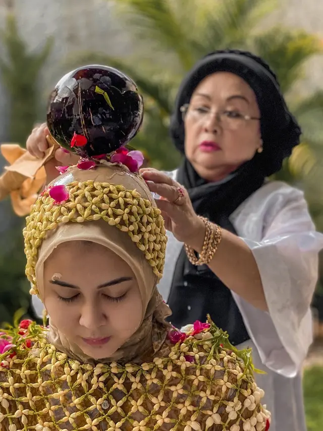 6 Potret Siraman Kesha Ratuliu Jelang Pernikahan, Penuh Haru Bahagia