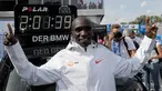 Pelari Kenya, Eliud Kipchoge tersenyum usai memenangkan Berlin Marathon ke-45 di Berlin, Jerman, Minggu (16/9). Kipchoge memecahkan rekor lari marathon dunia dengan menorehkan waktu 2 jam 1 menit 39 detik. (AP Photo/Markus Schreiber)