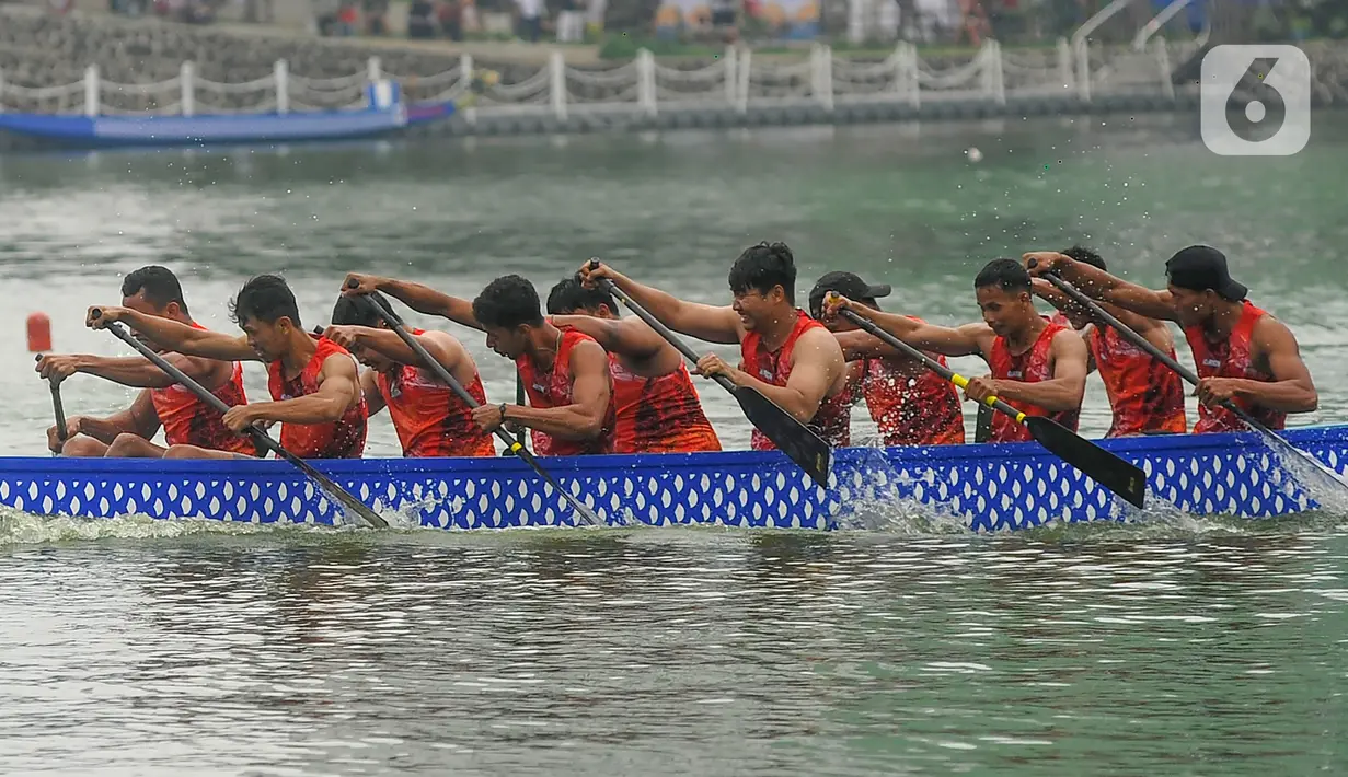 Event ini berkolaborasi dengan Persatuan Olahraga Dayung Seluruh Indonesia (PODSI) dan Komite Olahraga Nasional Indonesia (KONI) Kota Depok serta diselenggarakan dibawah Disporyata Kota Depok. (merdeka.com/Arie Basuki)