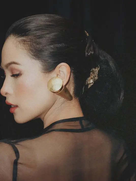 <p>Melengkapi tampilannya dengan anting-anting subeng emas model besar. Melengkapi tampilannya sebagai perempuan Bali. [@maudyayunda]</p>