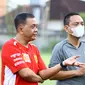 CEO PSIS Semarang, Yoyok Sukawi (kanan) dan Komisaris PSIS Semarang, Junianto meninjau langsung latihan Mahesa Jenar di Bali (Dok. PSIS Semarang)