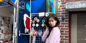 Jung So Min dalam media sosailnya kerap membagikan ootdnya termasuk mengenakan denim. Misalnya saja ia memadukan cardigan pink dengan celana pendek denim. [@somin_jj]