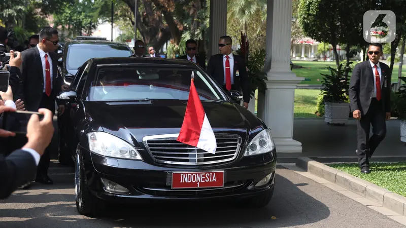 Kibarkan Bendera Merah Putih, Pegawai Istana Lepas Rombongan Jokowi ke Gedung Parlemen