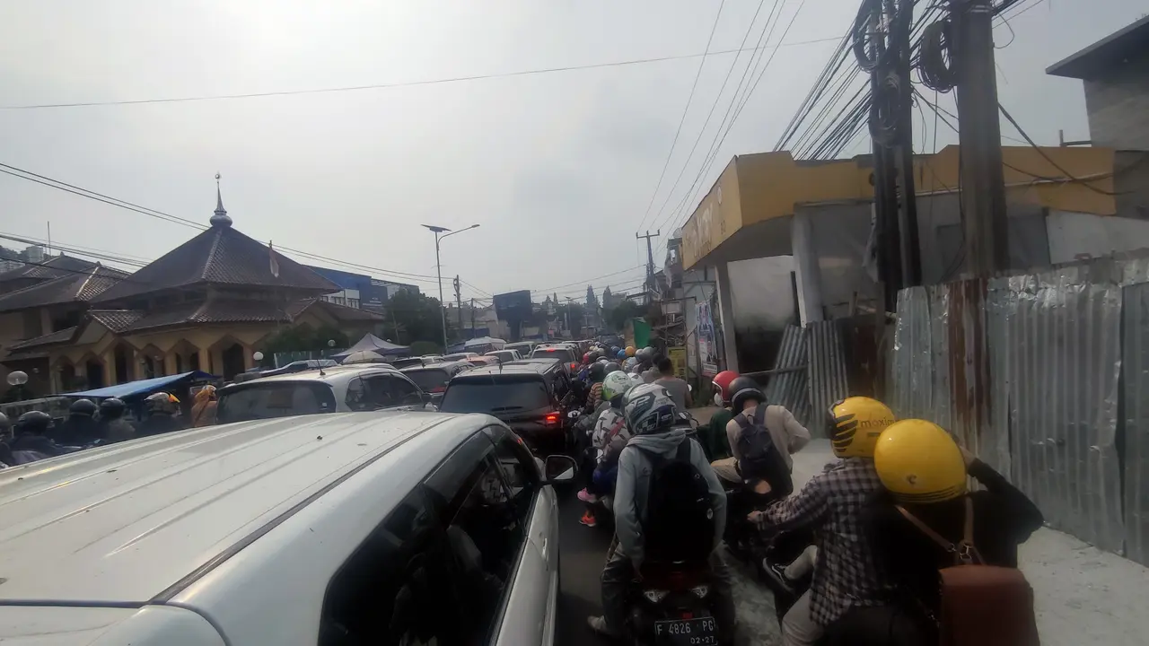 Cianjur menuju Jakarta di Jalan Raya Puncak, Kabupaten Bogor macet parah pada Senin sore (25/12/2023).