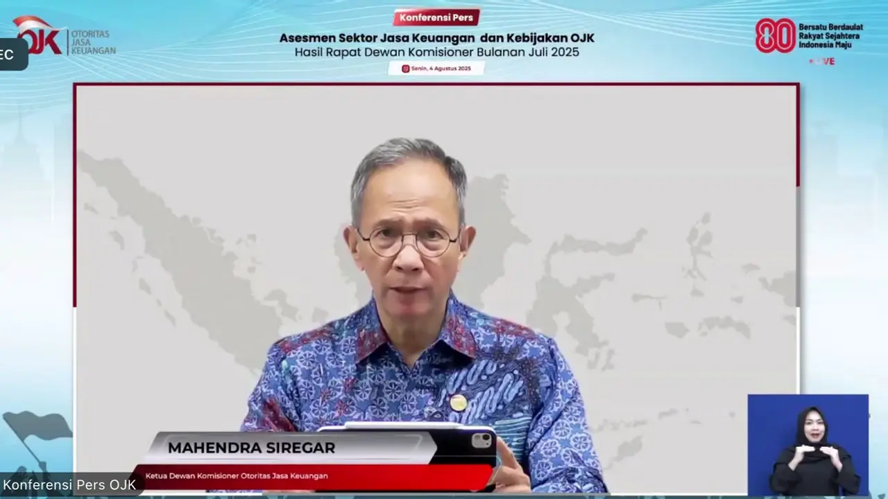 Ketua Dewan Komisioner OJK, Mahendra Siregar, dalam konferensi pers RDKB Juli 2025, Senin (4/8/2025). (Liputan6.com/Tira)