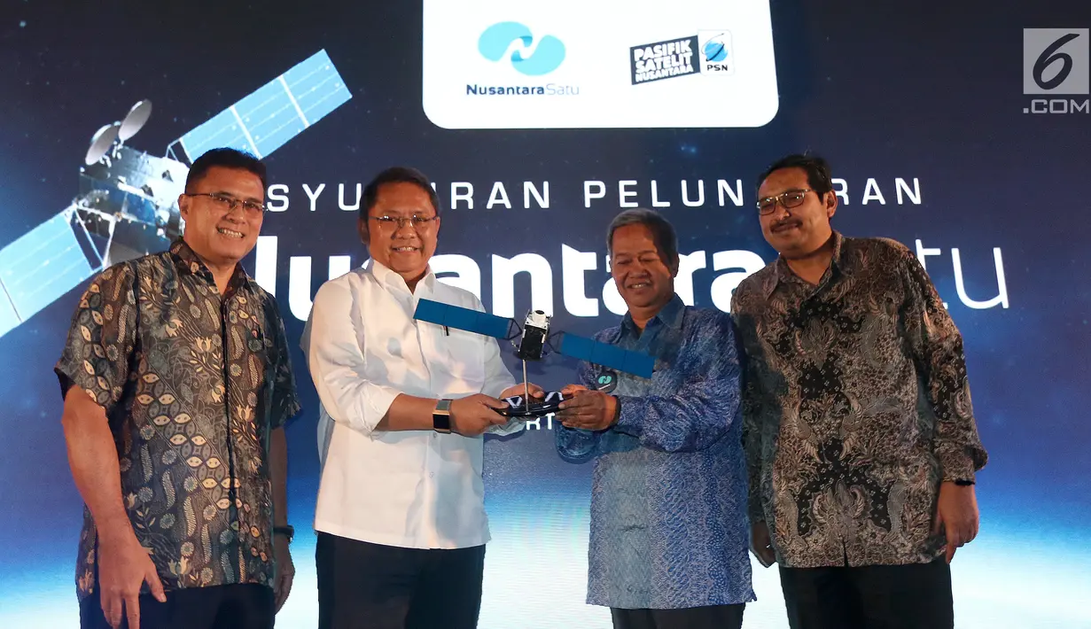 Menkominfo Rudiantara menerima cinderamata dari Dirut PT Pasifik Satelit Nusantara (PSN) Adi Rahman Adiwoso disaksikan Komisaris PSN Alisjahbana, Dirjen SDPPI Kominfo  Ismail pada acara Syukuran Peluncuran Satelit Nusantara Satu di Jakarta, Senin (1/4). (Liputan6.com/Fery Pradolo)