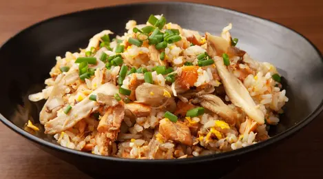 Nasi goreng jamur yang gurih dengan irisan jamur segar dan nasi berbumbu, siap disajikan hangat