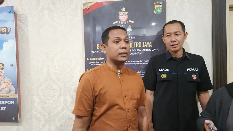 Kasat Reskrim Polres Metro Depok, Kompol Suardi Jumaing (kiri) bicara soal kasus sedot lemak, saat ditemui di Polres Metro Depok