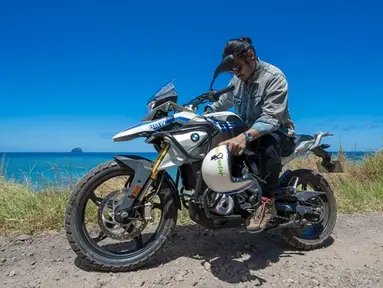 Pria yang mempunyai darah Thailand dan Batak ini mengaku mempunyai kegemaran mengendarai motor sejak 2012. Bahkan ia sering meluangkan waktu berlibur bersama motor kesayangannya. Begini gaya Chicco saat menelusuri Larantuka, Nusa Tenggara Timur dengan motor BMW-nya.(Liputan6.com/IG/@chicco.jerikho)