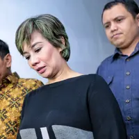 Dianggap mengetahui kejadian yang menimpa perempuan berinisial CT, Reza Artamevia diperiksa sebagai saksi. CT mengaku diperkosa Aa Gatot. Tidak hanya Aa Gatot tapi juga istrinya yang turut dilaporkan. (Adrian Putra/Bintang.com)