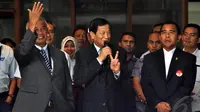 Djohar Arifin didampingi mantan ketua PSSI, Agum Gumelar dan Ketua KONI, Tono Suratman saat acara peresmian gedung baru PSSI, Jakarta, Minggu (4/1/2015). (Liputan6.com/Miftahul Hayat)
