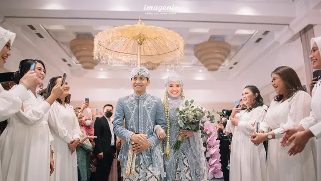 Bintang Emon dan Alca Octaviani di pelaminan. (Foto: Imagenic)