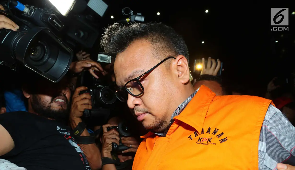 Tersangka mantan Direktur PT Murakabi Sejahtera, Irvanto Hendra Pambudi Cahyo usai menjalani pemeriksaan perdana di KPK, Jakarta, Jumat (9/3). Irvanto ditahan untuk 20 hari di Rutan Guntur KPK," kata juru bicara KPK Febri Diansyah. (Liputan6.com/Pool)