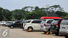Sejumlah mobil hasil razia parkir liar dikumpulkan di lahan parkir IRTI Monas, Jakarta Pusat, Jumat (20/5). Pemilik kendaraan yang terkena razia baru dapat membawa mobil mereka setelah membayar denda. (Liputan6.com/Yoppy Renato)