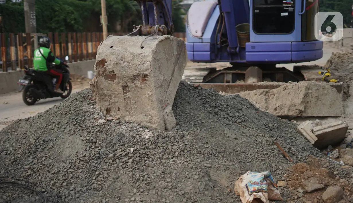 Pengendara motor melintasi proyek pembangunan jalan inspeksi di Jalan Kemuning, Pasar Minggu, Jakarta, Minggu (24/11/2019). Pemprov DKI membangun proyek jalan inspeksi untuk mengurai kemacetan di Jalan Raya Pasar Minggu serta di permukiman di sekitar perlintasan KA. (Liputan6.com/Immanuel Antonius)