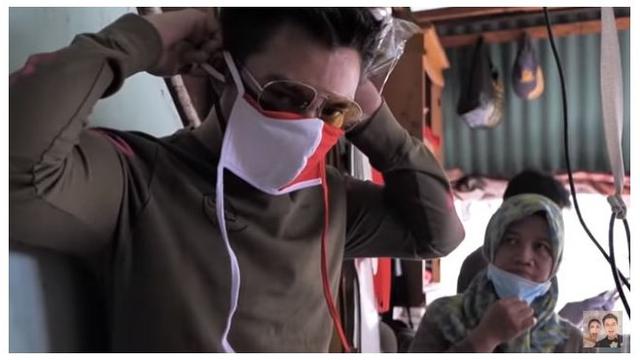 7 Momen Baim Wong Bagi-Bagi Masker, Tuai Pujian