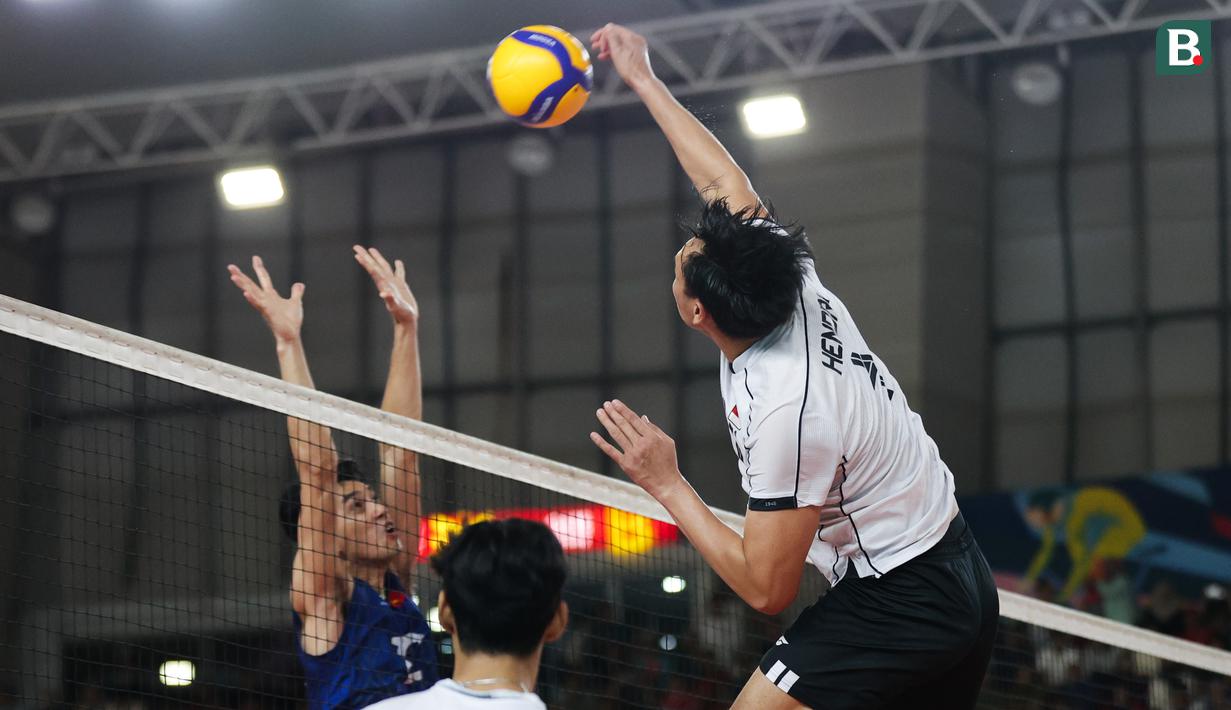 Pemain Timnas Voli Indonesia, Hendra Kurniawan saat melakukan spike saat melawan Timnas Voli Putra Vietnam di laga lanjutan leg 2 SEA V League 2025 di Jakarta International Velodrome, Jakarta, Indonesia, Kamis (17/07/2025) malam WIB.