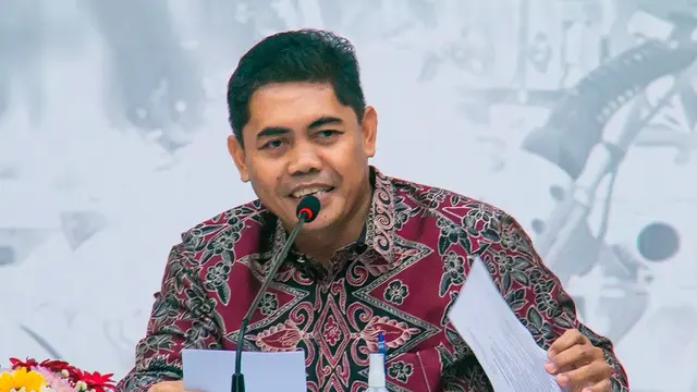 Direktur Jenderal Ketahanan, Perwilayahan, dan Akses Industri Internasional (KPAII) Kemenperin, Eko S. A. Cahyanto  melakukan inspeksi pengendalian emisi gas buang di sektor industri rayon viskosa. (Dok Kemenperin)