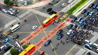 Yellow Box Junction adalah kebijakan undang-undang lalu lintas yang mulai diterapkan di beberapa daerah rawan macet. 