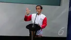 Presiden Joko Widodo saat menghadiri Silatuhrahmi Pers Nasional di gedung Auditorium  TVRI, Jakarta, Senin (27/4/2015). Dalam kesempatan itu Jokowi mendapatkan jaket Pers berwarna merah putih (Liputan6.com/Faizal Fanani)