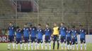Para pemain PBFC mengheningkan cipta sebagai penghormatan untuk almarhum Sinyo Aliandoe sebelum laga Piala Jenderal Sudirman melawan PS TNI di Gelora Delta Sidoarjo, Jawa Timur, Rabu (18/11/2015). (Bola.com/Vitalis Yogi Trisna)