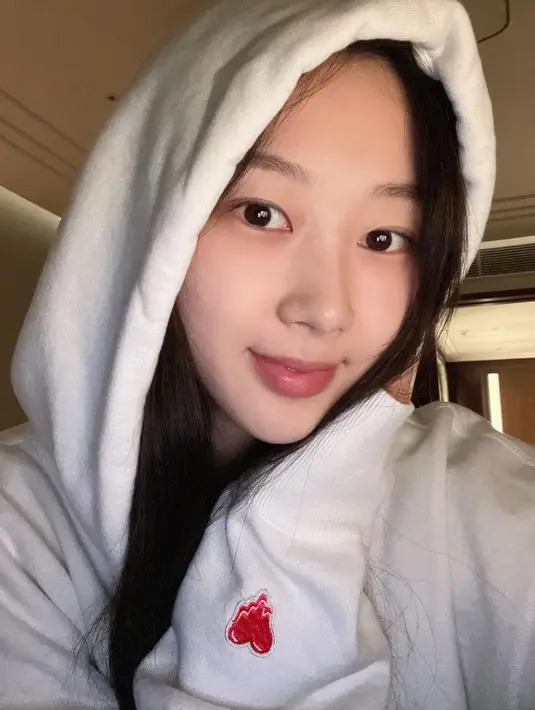 Mengenakan hoodie yang menutupi sebagian rambutnya, Giselle memberi tatapan ramah pada penggemar. (Instagram @aespa_official)