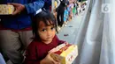Tradisi pembagian takjil gratis ini diperuntukkan bagi masyarakat di sekitaran Jalan Tegar Beriman yang hendak berbuka puasa. (merdeka.com/Arie Basuki)