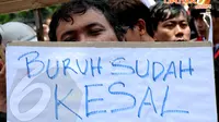 Ratusan buruh yang tergabung dalam FPSMI gelar aksi di depan gedung Balai Kota Jakarta pada Senin (7/4/2014) (Liputan6.com/Helmi Fithriansyah).