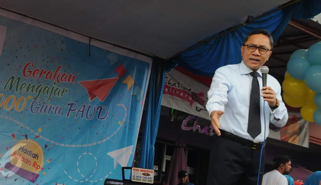 Ketua MPR RI, Zulkifli Hasan memberikan sambutan saat acara Gerakan Mengajar 1000 Guru di Car Free Day, Jakarta, Minggu (27/11). Acara tersebut  mengkampanyekan pentingnya pendidikan di usia dini. (Liputan6.com/Helmi Afandi)