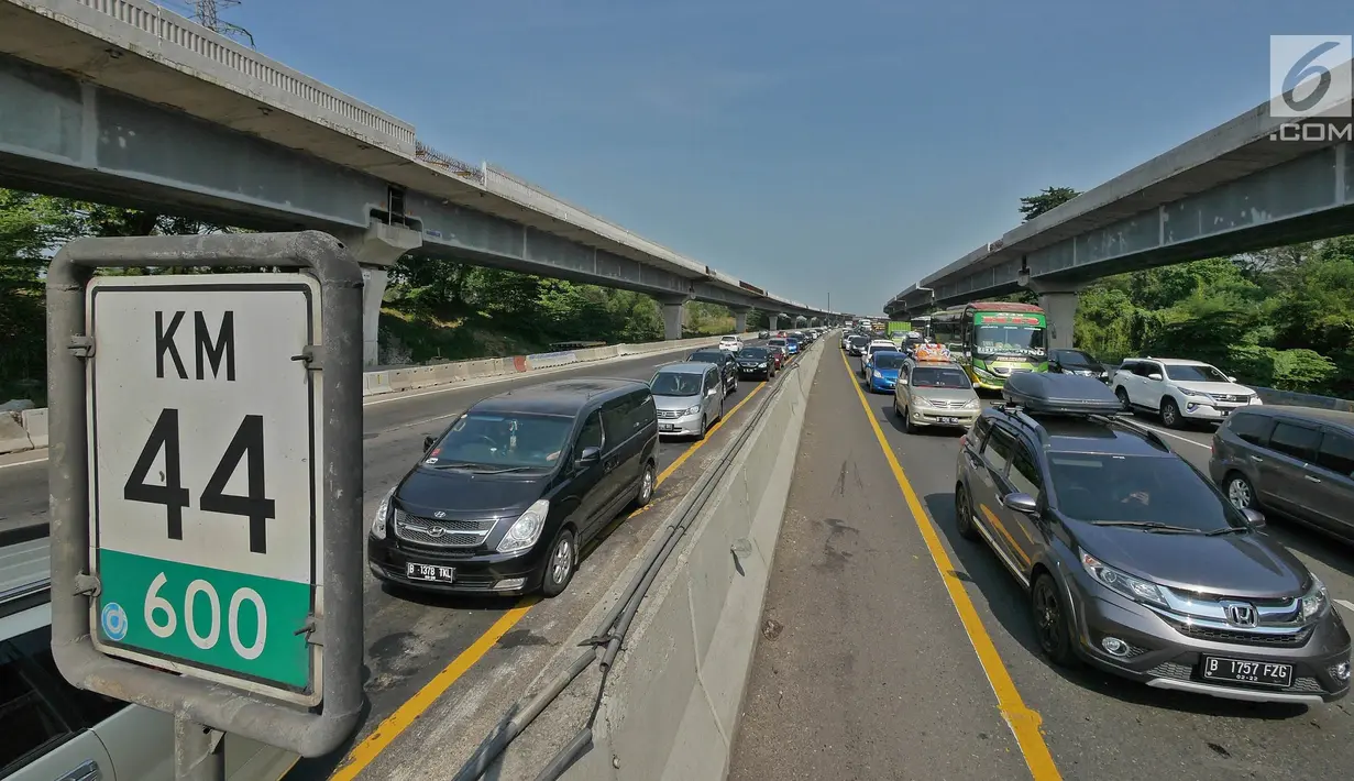 Kendaraan melintas di contraflow KM 44 Tol Jakarta - Cikampek, Jawa Barat, Kamis (30/5/2019). Rekayasa lalu lintas contraflow mulai pukul 05.30 WIB dari kilometer 29 sampai kilometer 61. (Liputan6.com/Herman Zakharia)