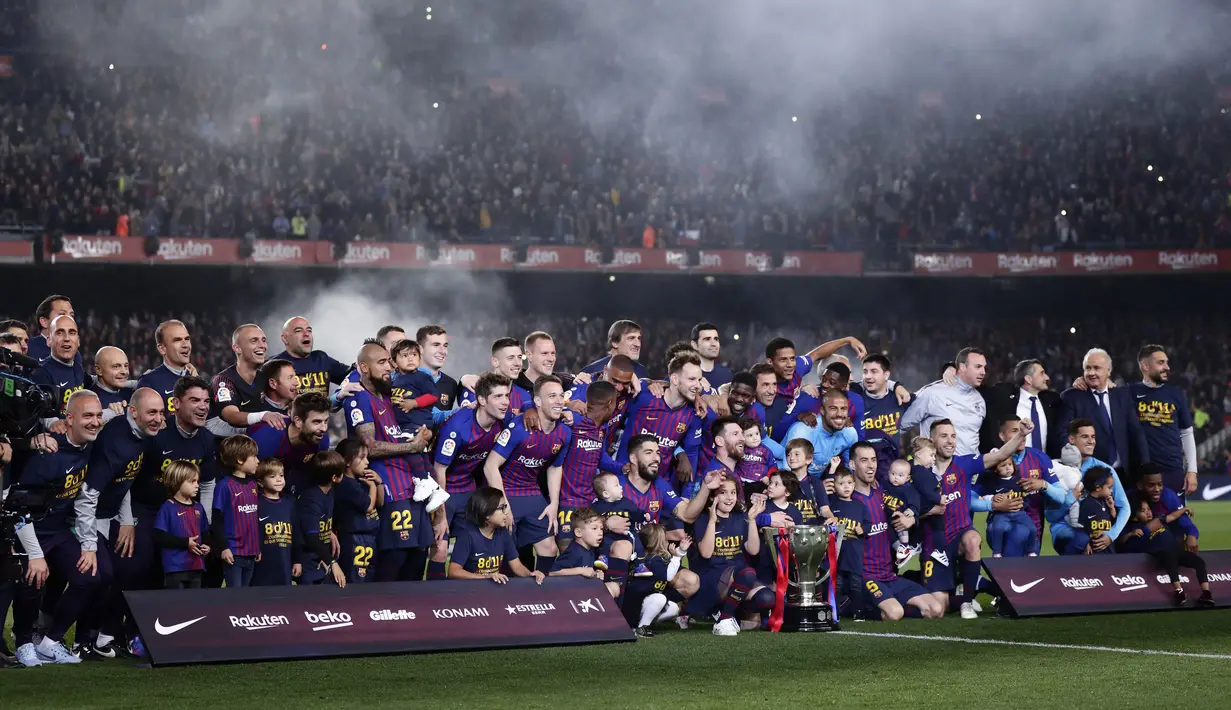 Para pemain Barcelona merayakan gelar juara La Liga 2019 usai menaklukkan Levante di Stadion Camp Nou, Sabtu (27/4). Barcelona menang 1-0 atas Levante. (AP/Manu Fernandez)