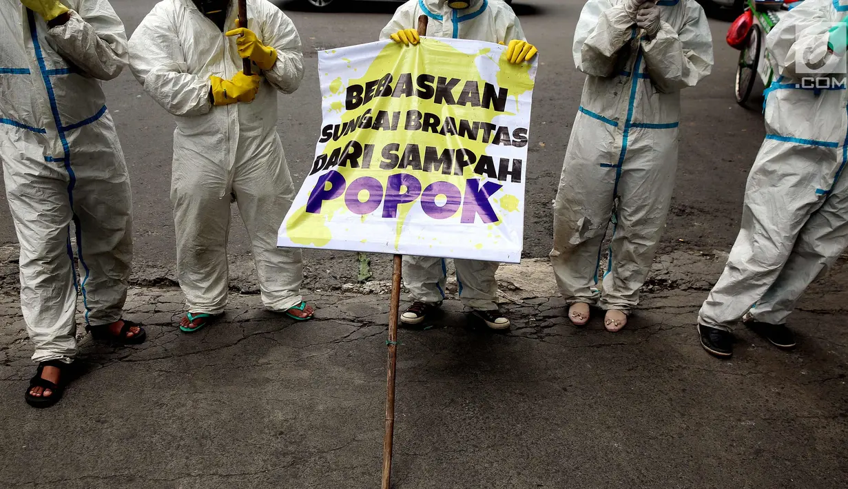 Aktivis Lingkungan membawa spanduk saat unjuk rasa di Kementerian PUPR, Jakarta, Jumat (19/1). Aksi dilakukan sebagai bentuk keprihatinan karena tercemarnya sungai di Jawa Timur terutama Sungai Berantas oleh limbah Popok Bayi. (Liputan6.com/Johan Tallo)