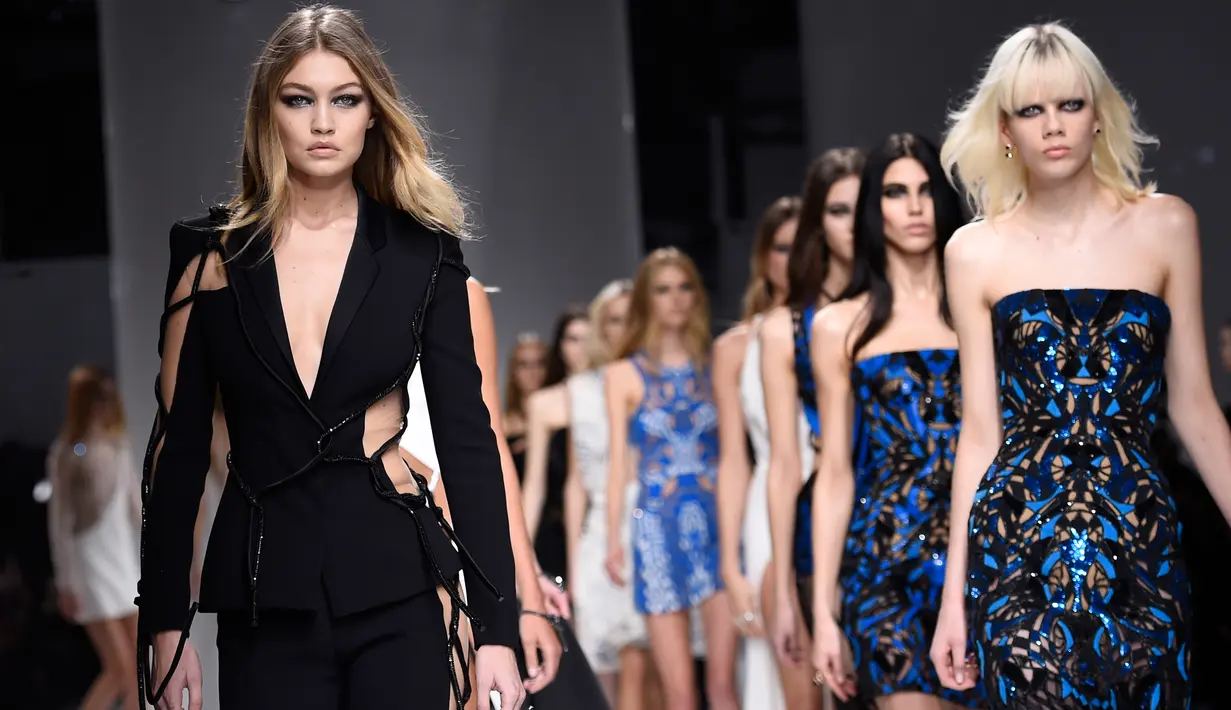 Model asal Amerika Serikat, Gigi Hadid berlenggang di atas catwalk memamerkan busana koleksi Atelier Versace dalam rangkaian Paris Haute Couture Fashion Week Spring-Summer 2016 di Paris, Minggu (24/1). (AFP PHOTO / Miguel Medina)