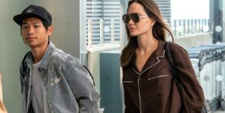 Kita semua mungkin pernah juga muncul di bandara mengenakan piyama. Salah satu seleb Hollywood yang pernah muncul di bandara dengan balutan piyama tidur adalah Angelina Jolie. Angelina Jolie mengenakan set piyama dari Valentino, lengkap dengan slide sandal Garavani yang juga dari Valentino, dan jumbo quilted tote dari YSL. Foto: Instagram.